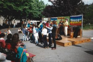 Ragazzi in piazza Benefica