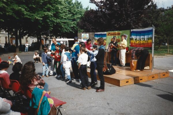 Ragazzi in piazza Benefica